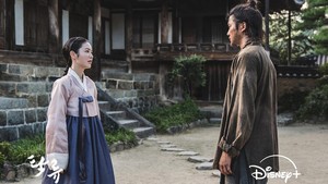 Di sekitar aliran sungai itu dia bertemu dengan banyak orang termasuk Choi Eun, anak perempuan dari pedagang top di era itu. (Foto: dok. Disney+)