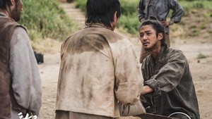 Si Yool kemudian tinggal di sekitaran Sungai Gyeonggang, pusat ekonomi di era Joseon. (Foto: dok. Disney+) 