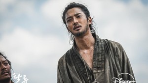 The Murky Stream diperankan Rowoon sebagai Si Yool. Dia adalah pria yang berusaha lari dari masa lalunya dan berubah jadi orang jahat. (Foto: dok. Disney+)