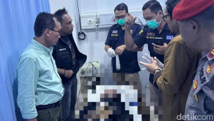 Tim Inafis Polresta Pontianak sedang mengidentifikasi jenazah korban.