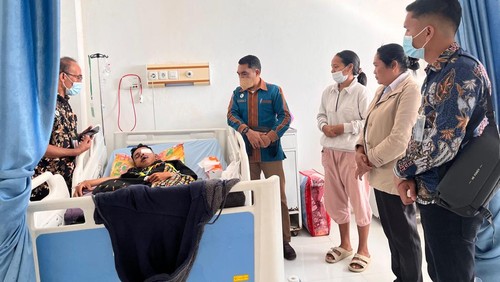 Tim Kanwil KemenHAM NTT mengunjungi Claudius Aprilianus Sot, korban penganiayaan oleh empat polisi, di RSUD Ruteng, Manggarai, NTT. (Foto: Dok. Kanwil KemenHAM NTT)