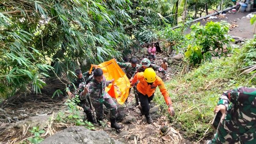 Tim SAR gabungan evakuasi jasad Achiles Agustinus Busa Jago (14 bulan), Kamis (11/9/2025). Achiles merupakan salah satu korban hanyut saat banjir bandang di Mauponggo, Nagekeo, NTT, (Dok. Basarnas Maumere)