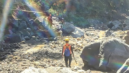Tim SAR gabungan mencari korban hanyut diterjang banjir bandang di Kecamatan Mauponggo, Nagekeo, NTT, Rabu (10/9/2025). (Dok. Basarnas Maumere)