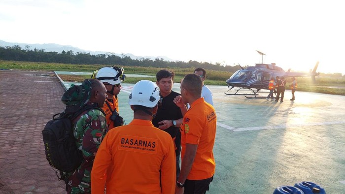 Tim SAR Mimika bersama TNI-Polri bersiap melakukan evakuasi korban jatuhnya helikopter milik maskapai PT Intan Angkasa di Distrik Jila.