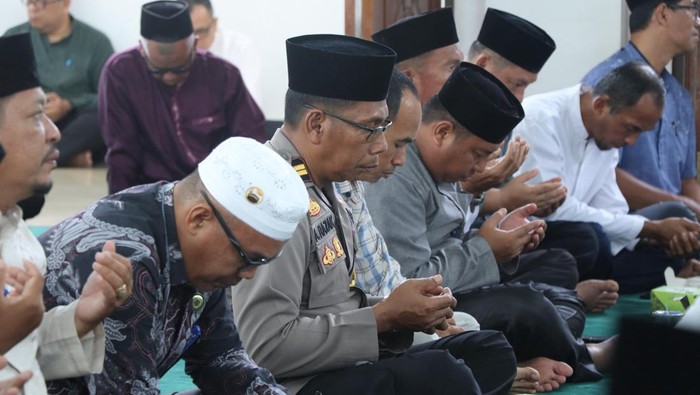 TNI-Polri di Kuansing, Riau gelar doa bersama untuk keselamatan negeri, Kamis (11/9/2025).