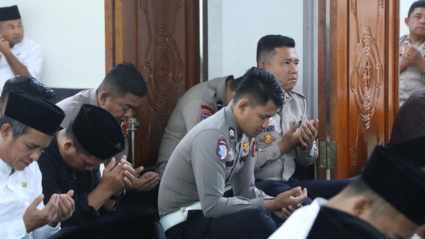 TNI-Polri di Kuansing, Riau gelar doa bersama untuk keselamatan negeri, Kamis (11/9/2025).