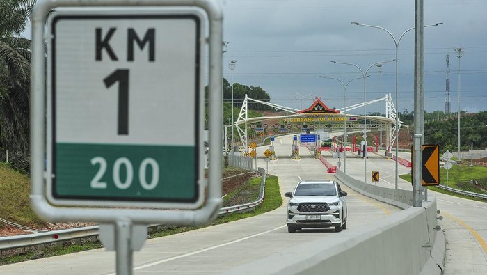 Kendaraan petugas melintas di gerbang Jalan Tol Trans Sumatera (JTTS) Betung-Tempino-Jambi seksi 4, KM 1, Muaro Jambi, Jambi, Kamis (11/9/2025). PT Hutama Karya (Persero) telah memperoleh Sertifikat Laik Fungsi dan Operasi (SLFO) dengan predikat bintang 5 dari Kementerian Pekerjaan Umum untuk proyek Jalan Tol Betung-Tempino-Jambi Seksi 4 sepanjang 18,49 kilometer yang menandakan jalan tersebut siap beroperasi. ANTARA FOTO/Wahdi Septiawan/foc.