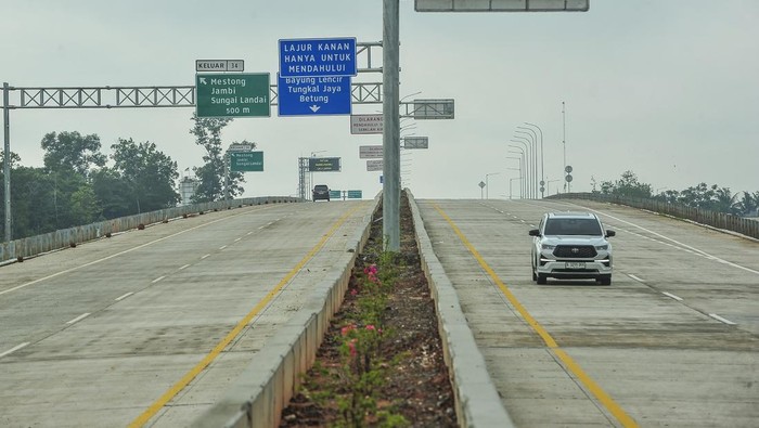 Kendaraan melintas di Jalan Tol Trans Sumatera (JTTS) Betung-Tempino-Jambi seksi 4, Muaro Jambi, Jambi, Kamis (11/9/2025). PT Hutama Karya (Persero) telah memperoleh Sertifikat Laik Fungsi dan Operasi (SLFO) dengan predikat bintang 5 dari Kementerian Pekerjaan Umum untuk proyek Jalan Tol Betung-Tempino-Jambi Seksi 4 sepanjang 18,49 kilometer yang menandakan jalan tersebut siap beroperasi. ANTARA FOTO/Wahdi Septiawan/foc.