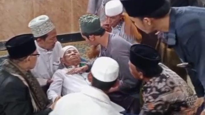 Tuan guru berusia 105 tahun, TGH Nuruiddin, wafat saat memimpin doa acara Maulid Nabi Muhammad di masjid Dusun Tandek, Desa Labulia, Kecamatan Jonggat, Lombok Tengah. (Tangkapan layar video)