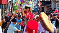 Kemeriahan parade budaya dengan penunggang kuda berhias dan iringan musik tradisional. Foto: Kholik