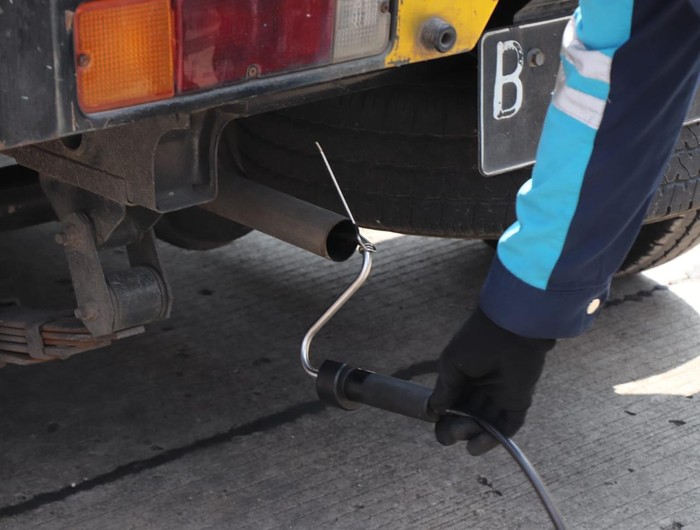 Uji emisi kendaraan truk
