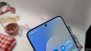 Layar Galaxy S25 FE dilapisi Gorilla Glass Victus+. Di bagian atasnya terdapat kamera depan yang sudah ditingkatkan resolusinya dari 10 MP menjadi 12 MP. Foto: Virgina Maulita Putri/detikINET