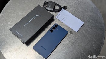 Di dalam kemasan penjualannya yang minimalis, Samsung menyertakan kabel USB-C ke USB-C, SIM ejector, dan buku panduan. Foto: Virgina Maulita Putri/detikINET