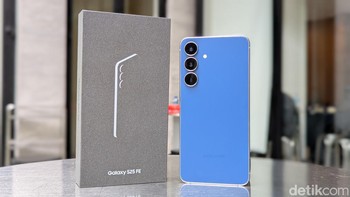 Ini dia Samsung Galaxy S25 FE dalam warna Navy yang menjadi varian unggulan. Foto: Virgina Maulita Putri/detikINET
