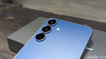 Samsung kembali menghadirkan tiga kamera belakang di Galaxy S25 FE dengan konfigurasi kamera utama 50 MP, kamera ultrawide 12 MP, dan kamera telephoto 8 MP dengan optical zoom 3x. Foto: Virgina Maulita Putri/detikINET