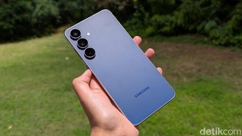 Galaxy S25 FE diotaki chipset Exynos 2400 untuk mendukung fitur-fitur Galaxy AI. Ponsel ini dilengkapi sistem pendingin vapor chamber yang 10% lebih besar dibandingkan generasi sebelumnya. Foto: Virgina Maulita Putri/detikINET