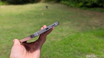 Meski bodinya lebih tipis, Samsung berhasil menyematkan baterai lebih besar di Galaxy S25 FE dengan kapasitas 4.900 mAh. Teknologi pengisian cepatnya juga ditingkatkan menjadi 45W. Foto: Virgina Maulita Putri/detikINET
