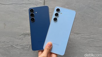 Bagian punggung Galaxy S25 FE (kiri) menggunakan finish hazy yang tidak mudah meninggalkan bekas sidik jari dibandingkan finish glossy di Galaxy S24 FE (kanan). Foto: Virgina Maulita Putri/detikINET