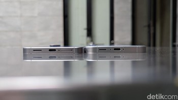 Galaxy S25 FE (kiri) juga memiliki bodi yang lebih tipis dan ringan dibandingkan Galaxy S24 FE (kanan) dengan ketebalan 7,4mm dan bobot 190 gram. Foto: Virgina Maulita Putri/detikINET