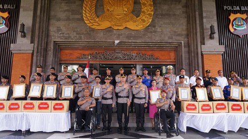 Upacara Laporan Kenaikan Pangkat Luar Biasa (KPLB) dan Pemberian Piagam Penghargaan terhadap polisi yang mengawal demonstrasi di lobi Mapolda Bali, Kamis (11/9/2025). (Dok. Polda Bali)