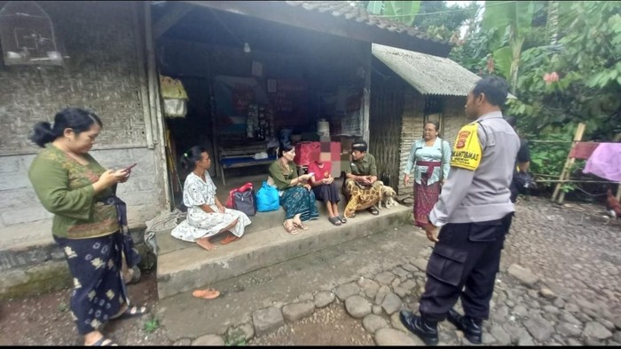 UPTD PPA Jembrana bersama Dinas PPAPPKB dan Polres Jembrana mengunjungi siswi yang putus sekolah akibat perundungan, Kamis (11/9/2025). (Foto: Dok.PPA Jembrana)