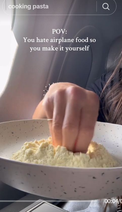 Viral! Influencer Ini Dikecam Gegara Masak Pasta di Pesawat