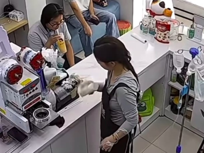 Viral Pegawai Kafe Kerja Pakai Infus