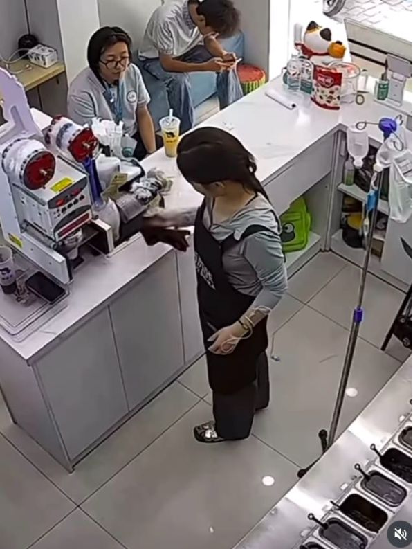 Viral Pegawai Kafe Kerja Pakai Infus Viral Pegawai Kafe Kerja Pakai Infus