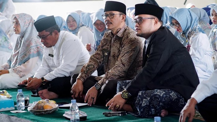 Wabup Indramayu, Syaefudin saat menghadiri peringatan Maulid Nabi