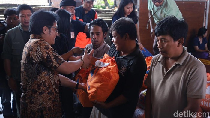 Wakil Gubernur Bali I Nyoman Giri Prasta dan Kepala BNPB Letjen TNI Suharyanto menyalurkan bantuan logistik kepada para pengungsi di Banjar Sedana Mertha, Ubung, Denpasar, Kamis (11/9/2025). (Aryo Mahendro/detikBali)