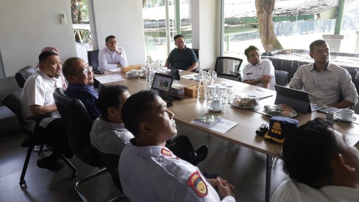 Wali Kota Makassar Munafri Arifuddin membahas pembangunan jalan alternatif Baruga Antang-Jalan Dr Leimena.