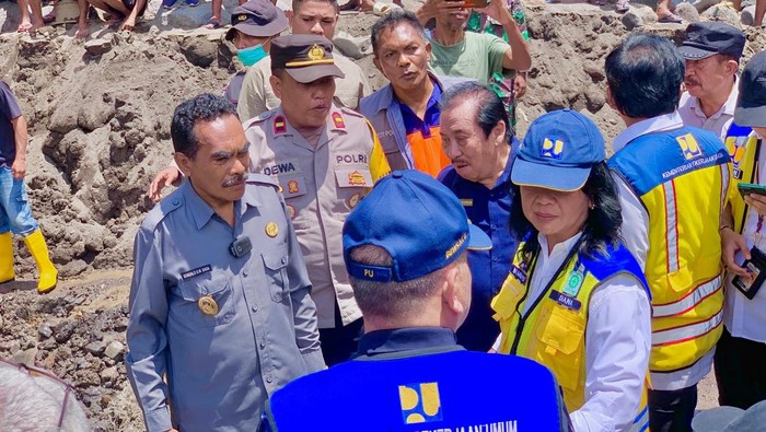Wamen PU Diana Kusumastuti dan Kepala Deputi 3 BNPB Bidang Kedaruratan, Mayjen TNI Budi Irawan, mengunjungi lokasi banjir bandang di Desa Sawu, Mauponggo, Nagekeo, NTT, Kamis (11/9/2025). (Dok. Polsek Mauponggo)