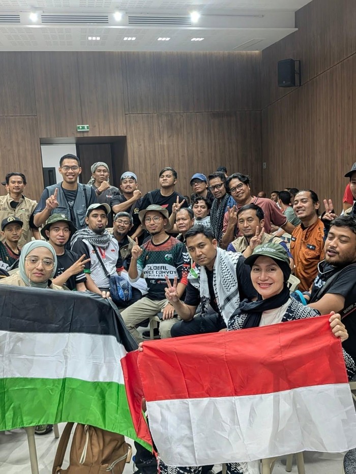Wanda Hamidah Wanda Hamidah ikut berlayar dalam Global Sumud Flotilla dari Tunisia menuju Gaza.