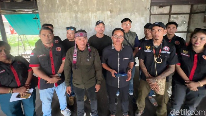 Warga Dayak Kalbar minta polisi cepat menangkap Rizky Kabah.