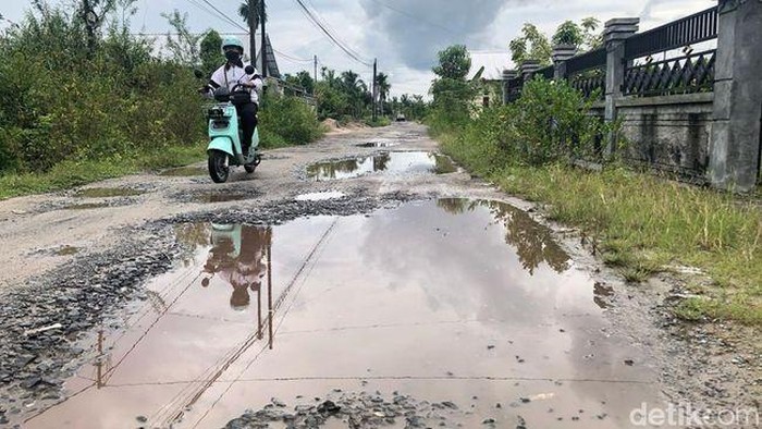 Warga Kalteng sedang berkendara saat cuaca mendung. Foto: Ayuningtias Puji Lestari