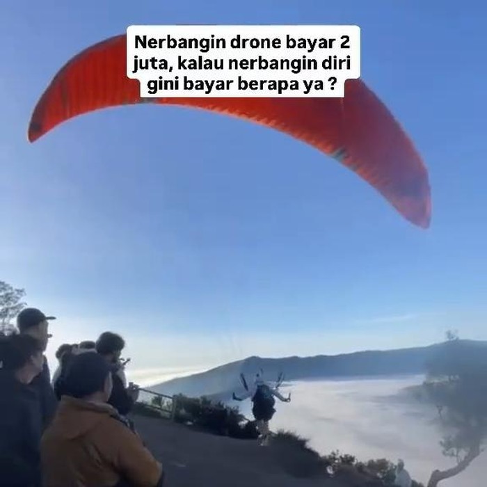 Penampakan video wisatawan Bromo terbang dengan paralayang