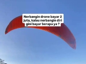 Viral Wisatawan Terbang dengan Paralayang di Gunung Bromo