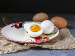 Telur Rebus Mudah Hancur Saat Dikupas? Ini Trik 2 Langkahnya
