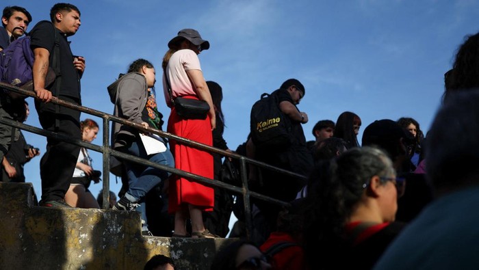 Ribuan warga Chili berkumpul di berbagai lokasi bersejarah untuk memperingati 52 tahun kudeta militer yang menggulingkan Presiden Salvador Allende pada 11 September 1973. Salah satu pusat kegiatan berlangsung di Stadion Nasional Santiago, yang pada masa kediktatoran Augusto Pinochet dijadikan kamp konsentrasi terbesar di negeri itu. REUTERS/Pablo Sanhueza