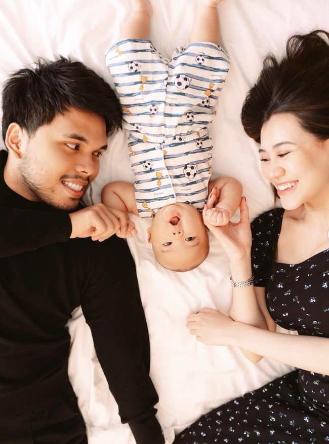 Bertepatan dengan putranya yang memasuki usia 3 bulan, Thariq Halilintar dan Aaliyah Massaid akhirnya perdana mengungkap wajah baby Arash ke publik. Foto: Instagram/@aaliyah.massaid