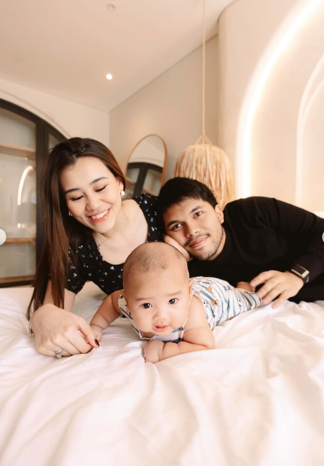 Aaliyah, Thariq, dan baby Arash berpose kompak dalam satu frame, memamerkan keharmonisan keluarga mereka. Foto: Instagram/@aaliyah.massaid