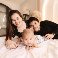 Aaliyah, Thariq, dan baby Arash berpose kompak dalam satu frame, memamerkan keharmonisan keluarga mereka. Foto: Instagram/@aaliyah.massaid