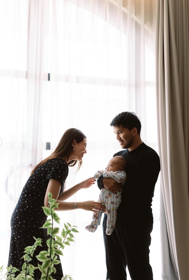 Aaliyah dan Thariq tampil serasi dalam balutan busana bernuansa hitam. Sementara baby Arash terlihat menggemaskan dengan jumpsuit garis-garis bergambar raket dan bola tenis. Foto: Instagram/@aaliyah.massaid