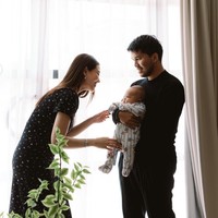 Aaliyah dan Thariq tampil serasi dalam balutan busana bernuansa hitam. Sementara baby Arash terlihat menggemaskan dengan jumpsuit garis-garis bergambar raket dan bola tenis. Foto: Instagram/@aaliyah.massaid