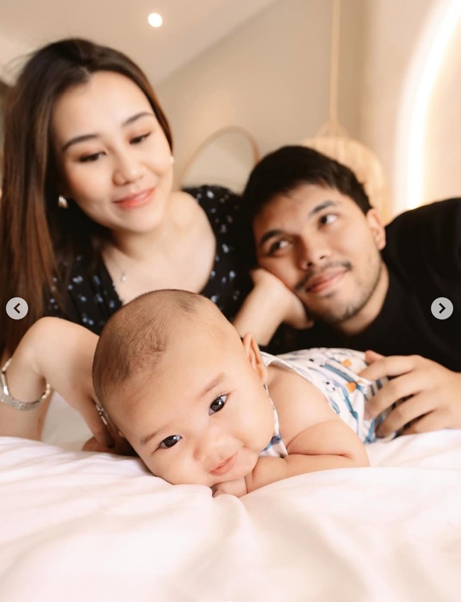 #MashaAllahTabarakAllah selamat 3 bulan anakku Arash, tulis keterangan dalam unggahannya. Setelah selama ini selalu menyembunyikan wajah sang anak, akhirnya wajah menggemaskan putra Aaliyah dan Thariq itu kini terlihat jelas. Foto: Instagram/@aaliyah.massaid