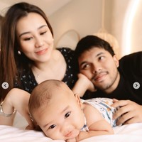 #MashaAllahTabarakAllah selamat 3 bulan anakku Arash, tulis keterangan dalam unggahannya. Setelah selama ini selalu menyembunyikan wajah sang anak, akhirnya wajah menggemaskan putra Aaliyah dan Thariq itu kini terlihat jelas. Foto: Instagram/@aaliyah.massaid