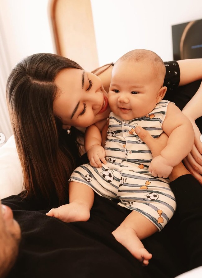 Kenakan bodysuit tanpa lengan, baby Arash terlihat begitu menggemaskan dengan tubuh yang gempal dan pipi tembam. Foto: Instagram/@aaliyah.massaid