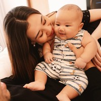 Kenakan bodysuit tanpa lengan, baby Arash terlihat begitu menggemaskan dengan tubuh yang gempal dan pipi tembam. Foto: Instagram/@aaliyah.massaid