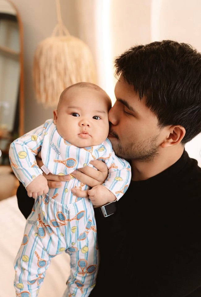 Wajah tampan baby Arash disebut-sebut mirip dengan almarhum sang kakek yang juga merupakan ayah Aaliyah, Adjie Massaid. MasyaAllah beneran mirip almarhum, komentar salah seorang netizen. Banyak juga yang menyebut wajah baby Arash lebih mirip Aaliyah dibanding Thariq. Foto: Instagram/@aaliyah.massaid