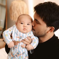 Wajah tampan baby Arash disebut-sebut mirip dengan almarhum sang kakek yang juga merupakan ayah Aaliyah, Adjie Massaid. MasyaAllah beneran mirip almarhum, komentar salah seorang netizen. Banyak juga yang menyebut wajah baby Arash lebih mirip Aaliyah dibanding Thariq. Foto: Instagram/@aaliyah.massaid